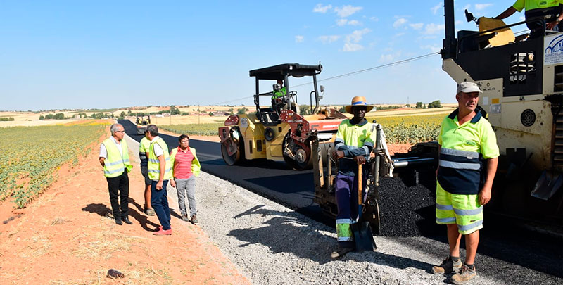 La rehabilitación de la carretera entre Fuente de Pedro Naharro y Torrubia del Campo encara su recta final